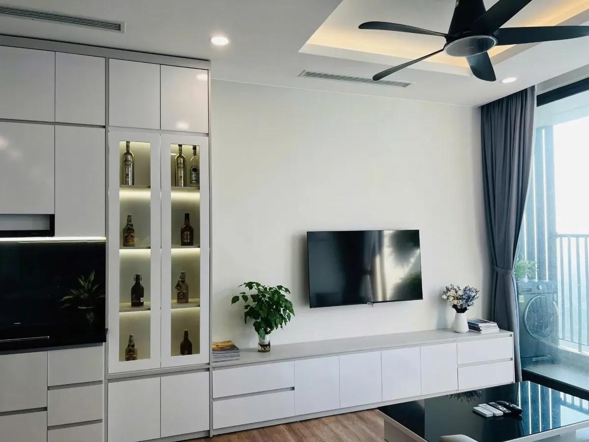 High Floor 2 Bedroom Apartment with Swan Lake View